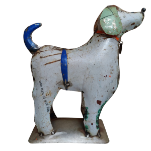 hond Bella van gerecyclede olievaten hond Bella van gerecyclede olievaten