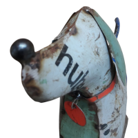 hond Bella van gerecyclede olievaten